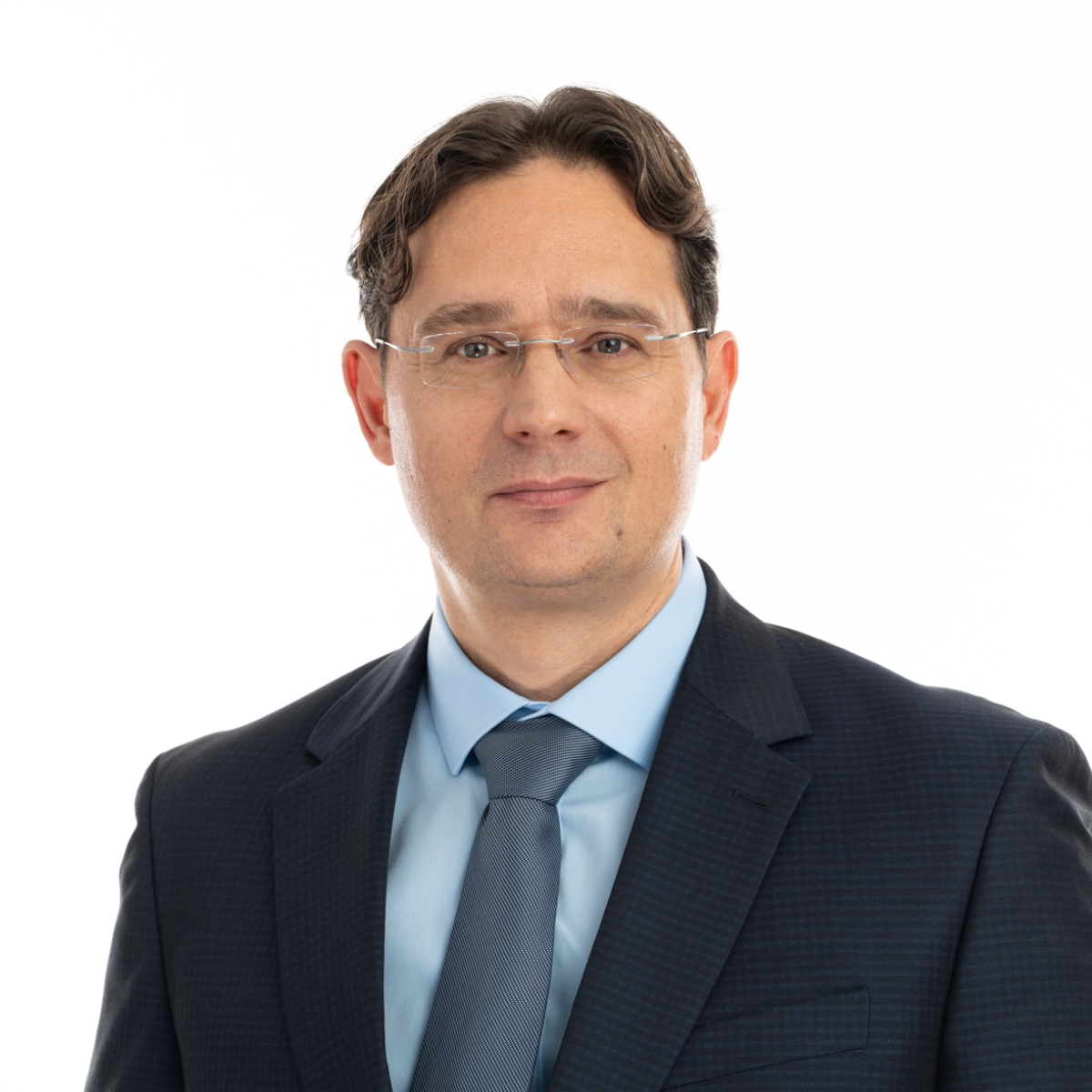 Član uprave Zavarovalnice Sava pred belim ozadjem