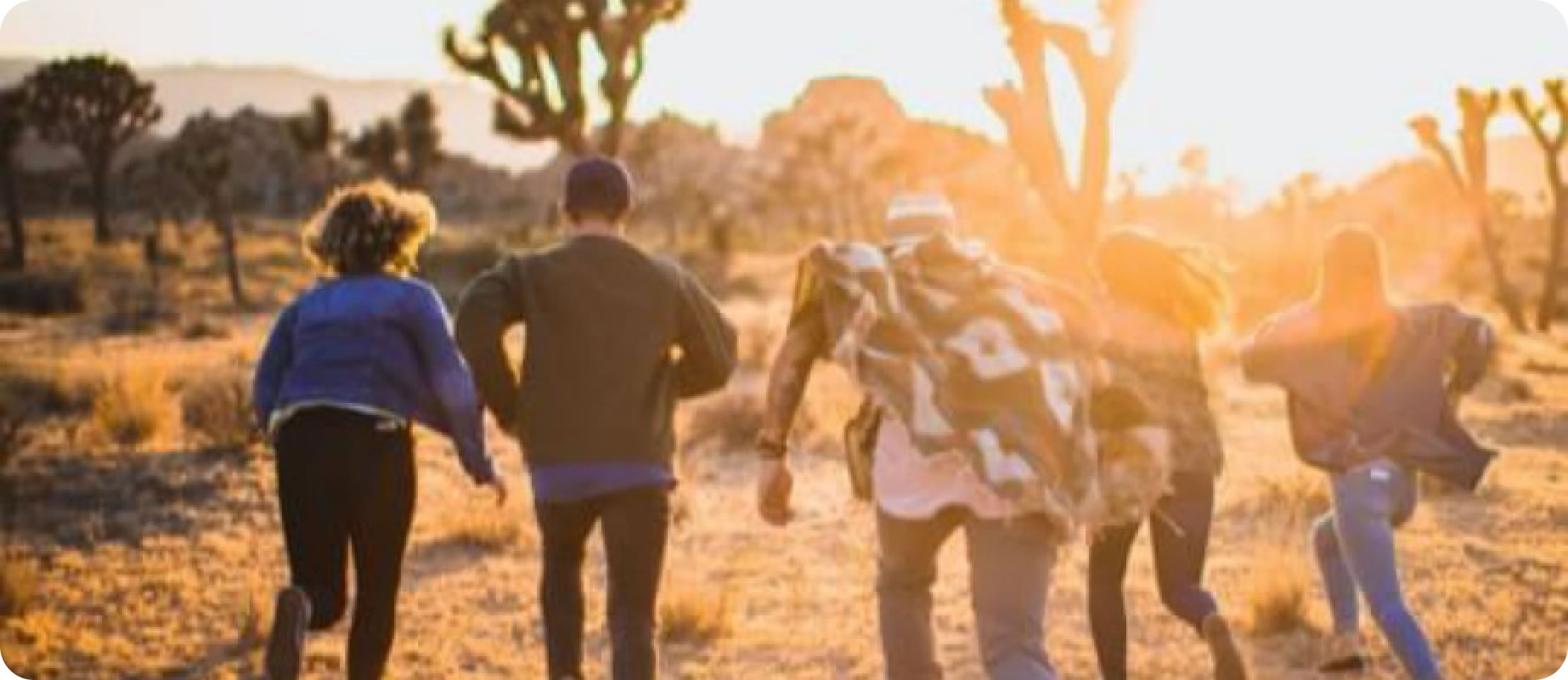 Pet prijateljev teče po savani, sonce zahaja in vzdušje je pozitivno