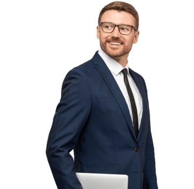 Moški v temno modrem suknjiču in kravato stoji z prenosnim računalnikom v roki