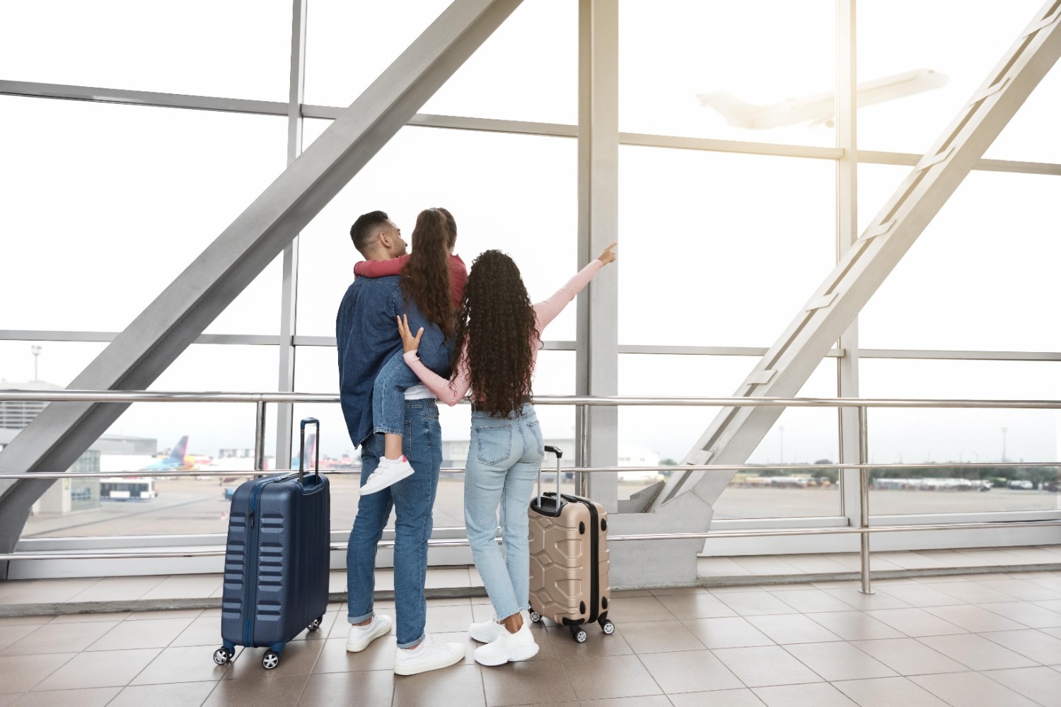 Par z otrokom gleda letala na letališču