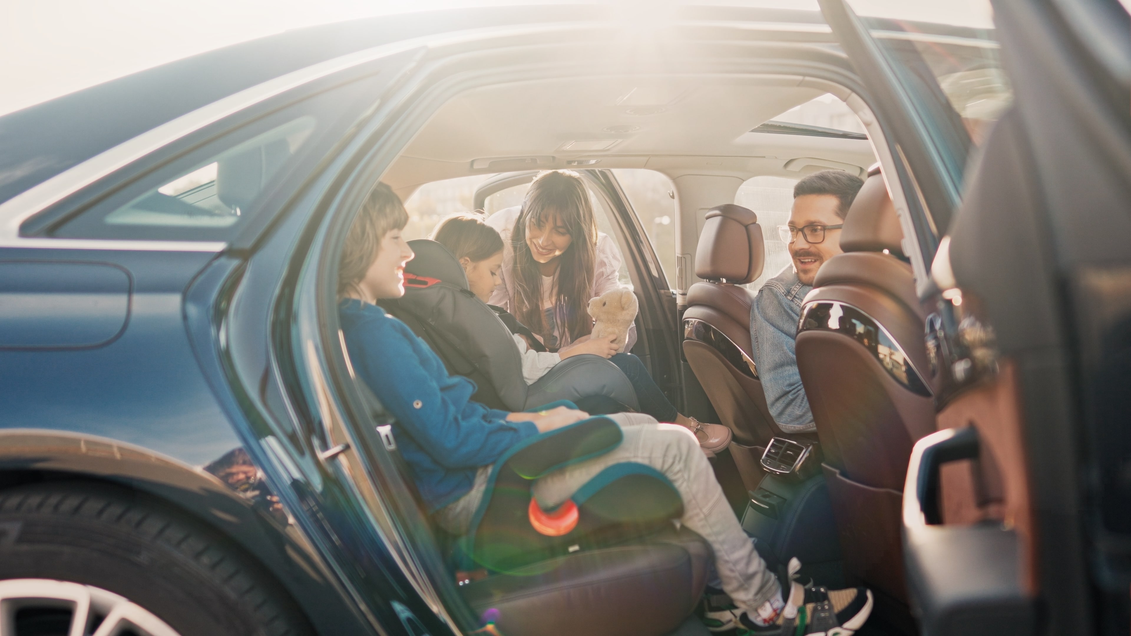 Družina se z dvema otrokoma odpravlja na vožnjo z avtom